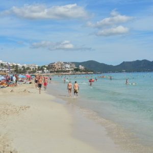 Beliebter denn je: Urlaub auf der Baleareninsel Mallorca. Hier Cala Millor im Osten der Insel.