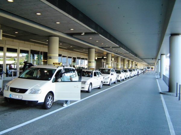 Großraumtaxi zum Flughafen