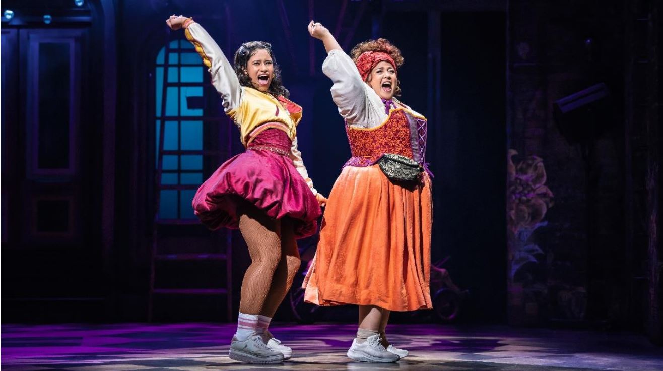 Die grandiose Stimmung ist ansteckend: Das Musical & JULIA feiert seit der Premiere im Oktober 2024 allabendlich das Leben und die Liebe. Foto: Johan Persson